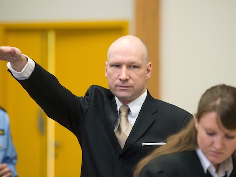 Bij aankomst op zijn proces tegen de Noorse staat in maart bracht Breivik een nazigroet.