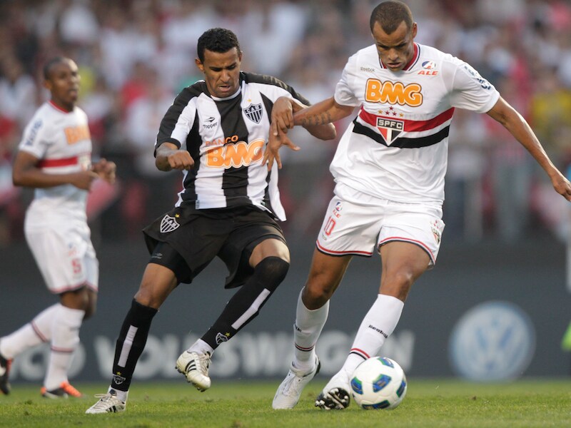 Rivaldo (r) hier in 2011 in actie voor Sao Paulo.