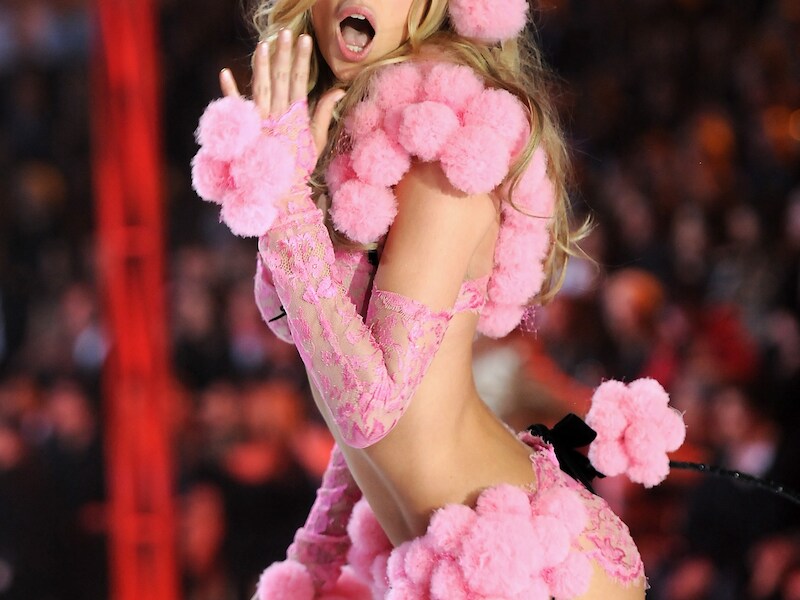 Kroes tijdens een modeshow voor Victoria's Secret.