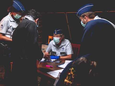 In het militair kwartier in Peutie vinden onder meer een identiteitscontrole en een medisch onderzoek plaats.