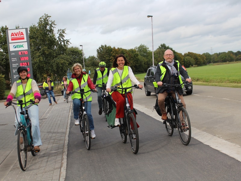 Voormalig burgemeester Rik Frans (N-VA) met onder andere schepen Sarah Demartelaere op  fietspad langs de Abtsdreef in Stabroek in 2024