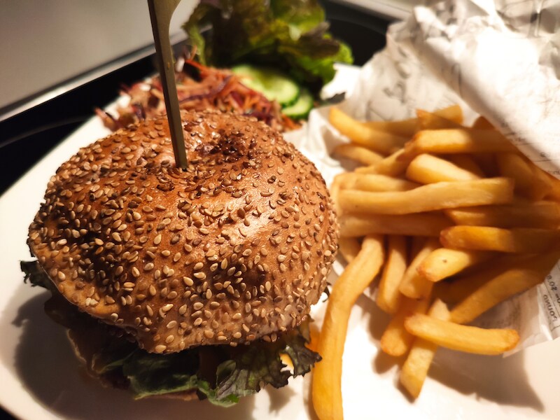 De Melkerij burger met frietjes en een salade.