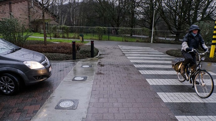 De verdwijnpalen op het kruispunt van de Jacob De Roorestraat en de Rogier van der Weydenstraat.