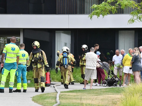 De brandweer repte zich naar een appartementencomplex in de Doornstraat in Kortrijk. Een veertigtal bewoners werd uit voorzorg geëvacueerd.