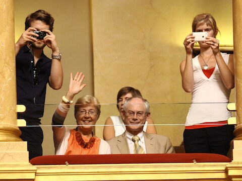 Tine Van Rompuy, hier verscholen achter haar broer Herman, komt op voor PVDA+.