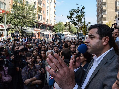 Selahattin Demirtas, de leider van de pro-Koerdische partij HDP spreekt een menigte toe op een pro-Koerdische demonstratie in de zuidoostelijke Turkse stad Diyarbakir.