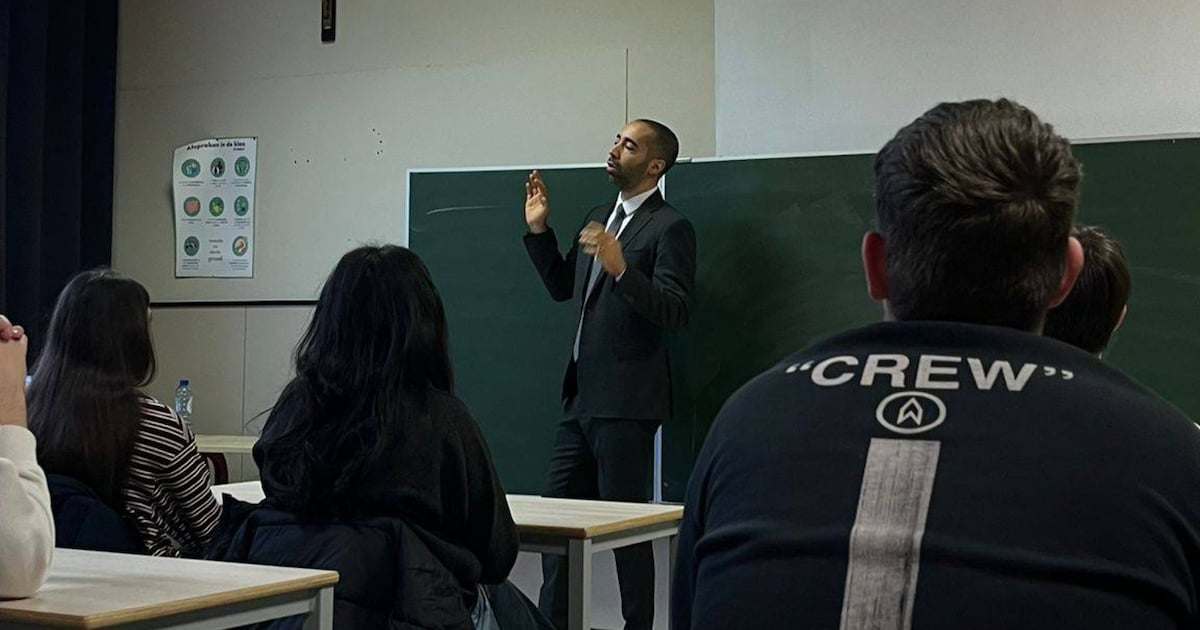 Sammy Mahdi ruilt partijhoofdkwartier even voor klaslokaal in Kapelle-op-den-Bos: “Jongeren hebben g