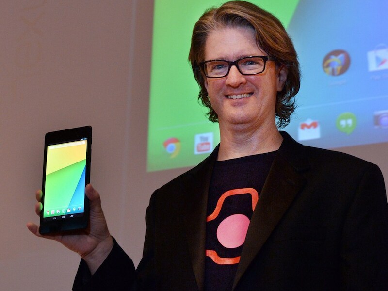 Chris Yerga van Google toont de tablet.