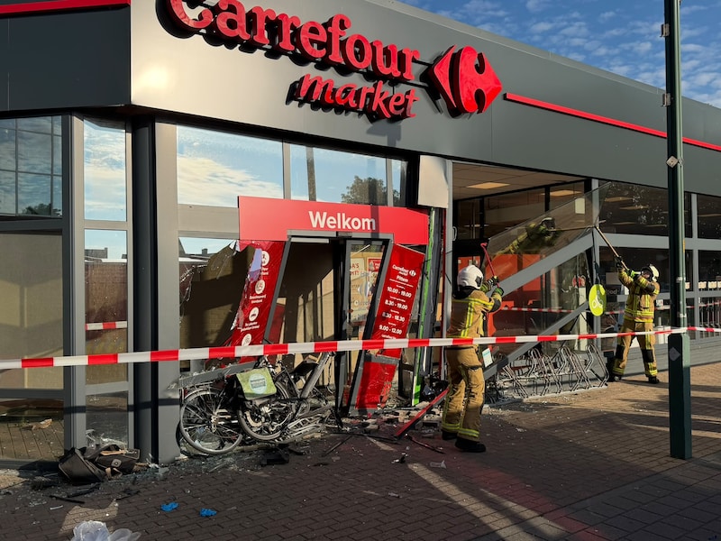 De 81-jarige automobilist werd onwel aan de parking van warenhuis Carrefour in Pittem, waar hij tegen de toegangsdeur reed.