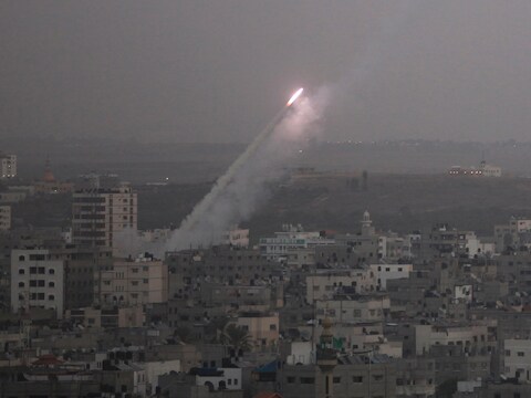 Een raket vertrekt vanuit de Gazastrook naar Israël.