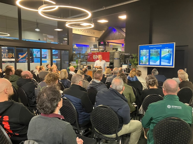 Ondernemer Stefaan Vanpoucke van Pool@U gaf tekst en uitleg over zijn bedrijf tijdens het netwerkevent.