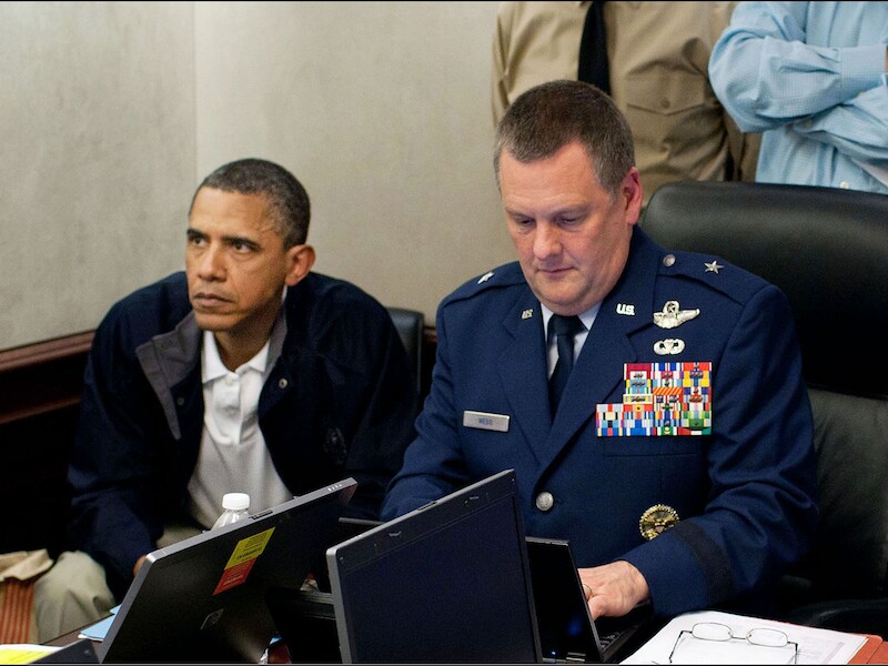 President Obama volgt gespannen de militaire raid op de schuilplaats van Osama Bin Laden.