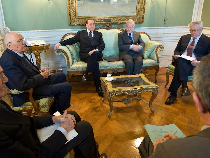 De Italiaanse president Napolitano (tweede van links) in augustus 2011 in bespreking met toenmalig premier Berlusconi (op de bank links).