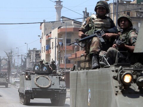 Soldaten rijden door Tripoli.
