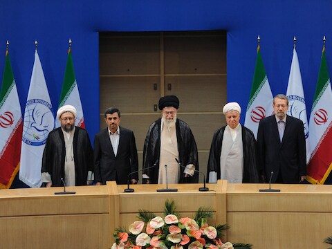 De topmannen van het Iraanse regime, met centraal Ayatollah Khamenei en links van hem president Ahmadinejad.