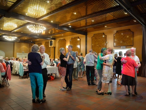 Zaal Nicolaas decor voor jaarlijks Seniorenfeest