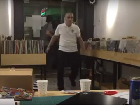 Een razende man stormt de platenzaak binnen.