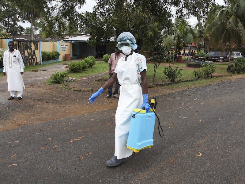 Een verpleegster in Liberia.