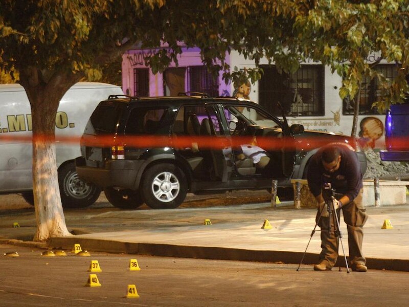 Een forensisch team onderzoekt de moord op vijf mannen in Ciudad Juarez.