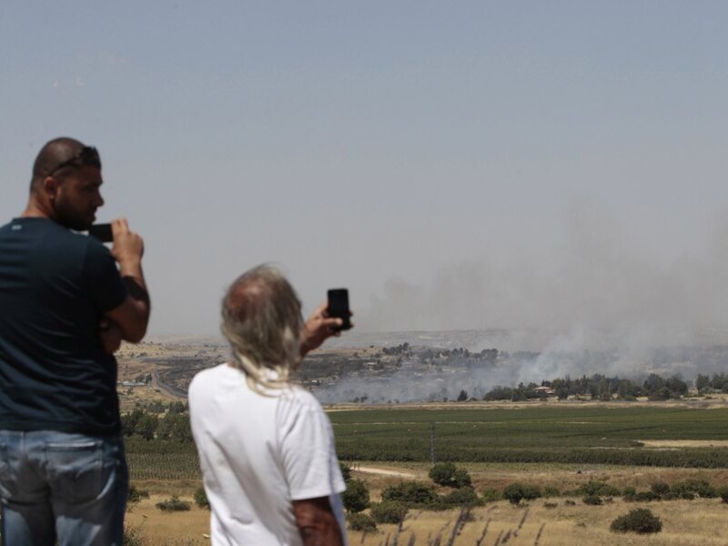 Israëlische bewoners van de Golanhoogvlakte filmen het strijdtoneel.
