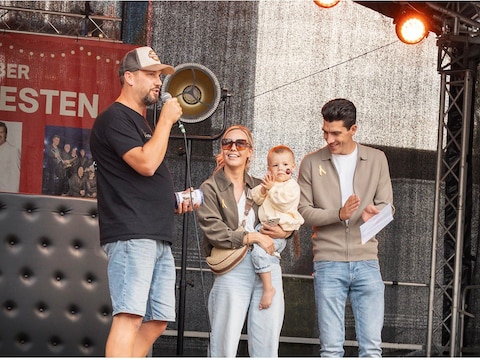 Het kermisweekend van Sint-Antonius Feest steunt de kleine Lewis die strijdt tegen leukemie. Met dank aan de vele sponsors kon het organisatiecomité het jongetje, zijn mama Loeka en papa Matthew 2.500 euro schenken 