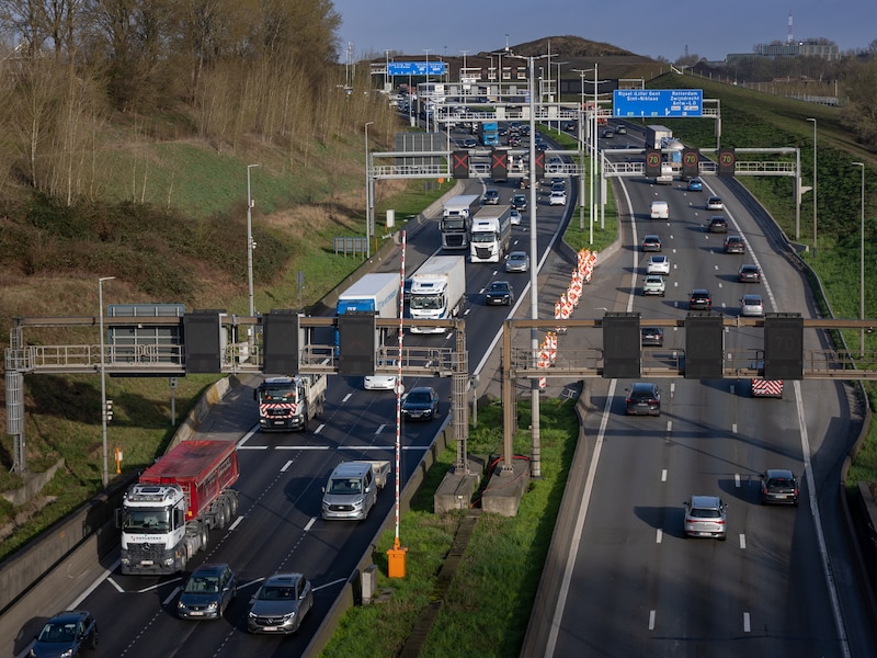 Meer dan uur file op E34 richting Nederland door ongeval ter hoogte van Turnhout: linkerrijstrook versperd