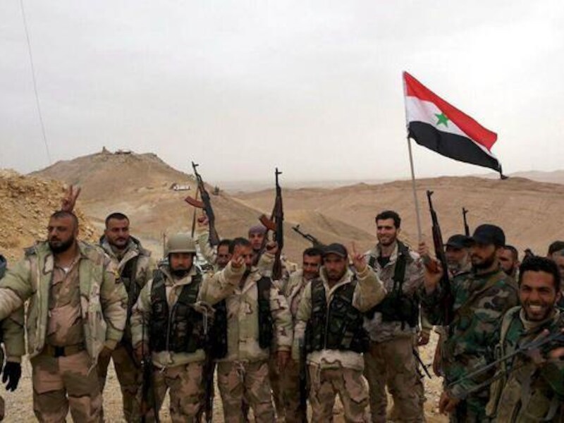 Syrische regeringssoldaten vieren de herovering van gebied rond Palmyra