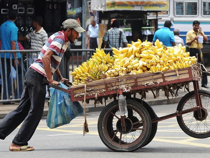 Een man met een bananenkar in Sri Lanka.