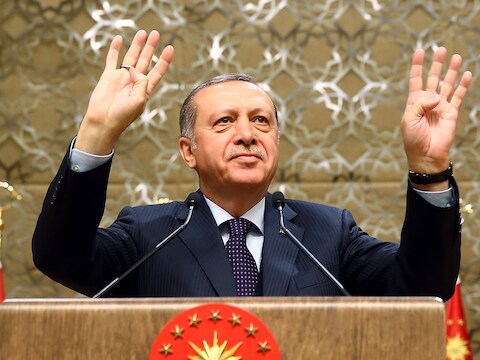"Alles, van a tot z, moet opnieuw onderhandeld worden", verklaarde Erdogan. Ook de vluchtelingendeal die de EU in 2015 met Turkije sloot, staat wat Erdogan betreft op de helling.
