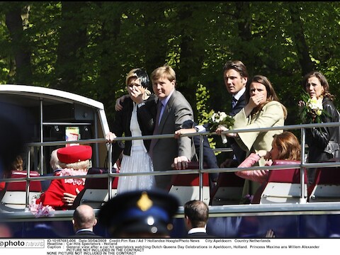 De koninklijke familie is compleet van slag net na de aanslag op Koninginnedag 2009.