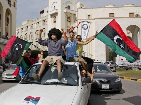 Libiërs vieren de dood van Kadhafi in Tripoli.