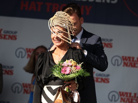 Winnares Sylvie Devacht uit Herzele krijgt het juweel ter waarde van 5.000 euro rond de hals op Waregem Koerse.